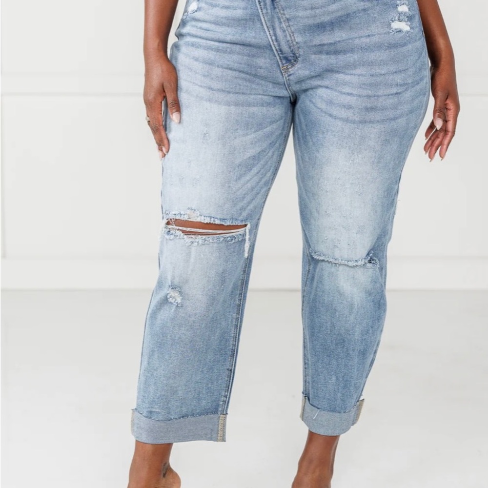 ALESSIA CROSSOVER BOYFRIEND JEANS - MEDIUM WASH